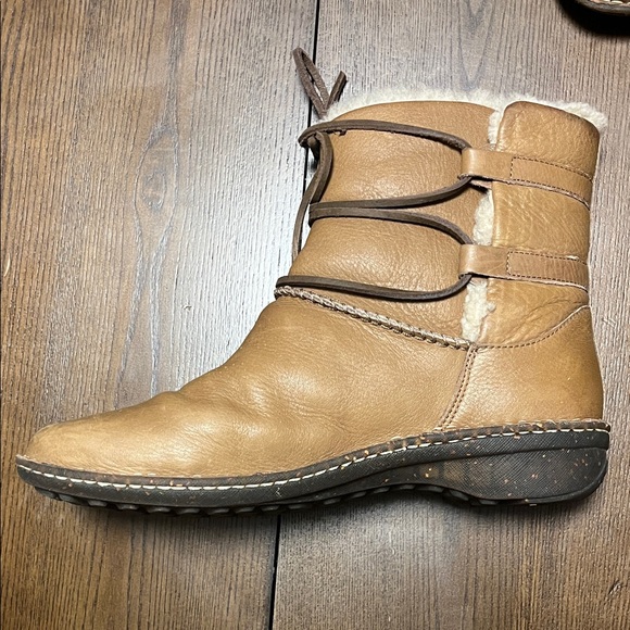 UGG Casoia 1932 Leather Lace-Up Boots | Size 11 - Picture 4 of 4